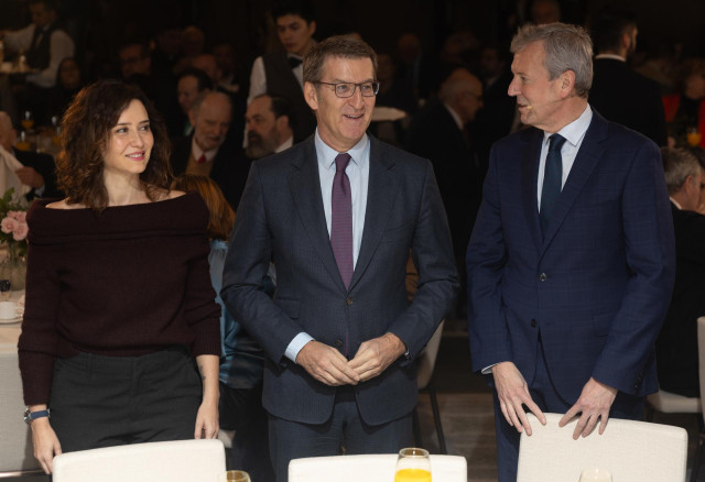 (I-D) La presidenta de la Comunidad de Madrid, Isabel Díaz Ayuso; el líder del PP, Alberto Núñez Feijóo y el candidato del PP a las elecciones gallegas, Alfonso Rueda, a su llegada a un Desayuno Informativo de Europa Press, en el Hotel Rosewood Villa Magn