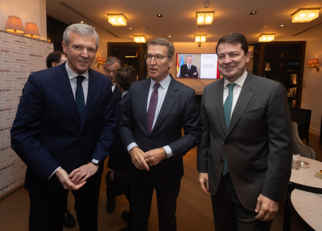 (I-D) El candidato del PP a las elecciones gallegas, Alfonso Rueda, el líder del PP, Alberto Núñez Feijóo y el presidente de la Junta de Castilla y  León, Alfonso Fernández Mañueco, a su llegada a un Desayuno Informativo de Europa Press, en el Hotel Rosew