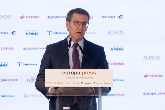 El líder del PP, Alberto Núñez Feijóo, presenta al candidato del PP a la Xunta de Galicia, durante un Desayuno Informativo de Europa Press, en el Hotel Rosewood Villa Magna, a 8 de enero de 2024, en Madrid (España).