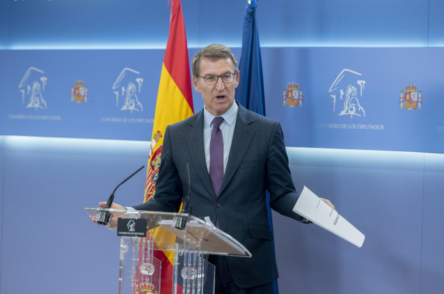 El líder del PP, Alberto Núñez Feijóo ofrece declaraciones a los medios de comunicación, tras una reunión con el presidente del Gobierno, Pedro Sánchez, en el Congreso de los Diputados, a 22 de diciembre de 2023, en Madrid (España).