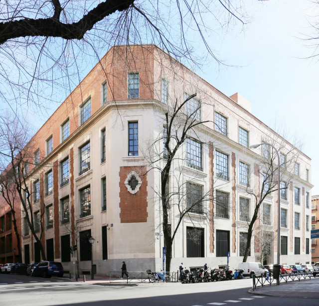 Archivo - Fachada del edificio situado en la calle Batalla del Salado número 5 (Madrid) que Telefónica ha vendido a la firma de inversión y promoción inmobiliaria Conren Tramway
