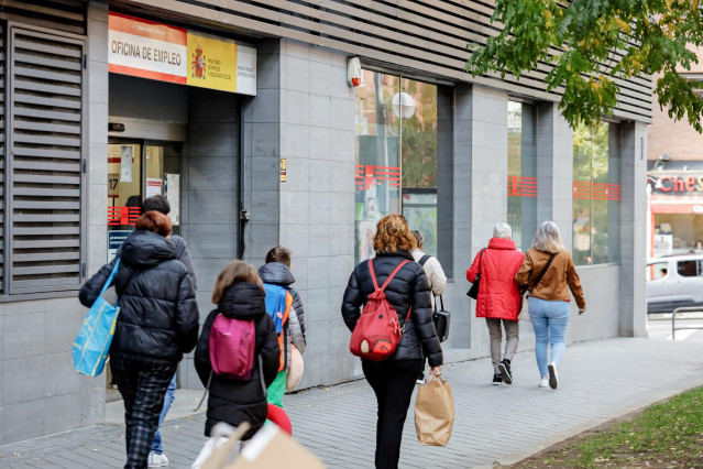Archivo - Varias personas pasan frente a la Sepe de Acacias, a 2 de diciembre de 2022, en Madrid (España).