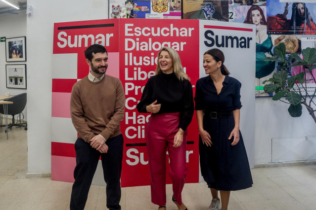 Archivo - (I-D) El ministro de Derechos Sociales, Consumo, Pablo Bustinduy, la vicepresidenta segunda y líder de Sumar, Yolanda Díaz, y la ministra de Juventud e Infancia, Sira Rego, en el Espacio Rastro, a 2 de diciembre de 2023, en Madrid (España).