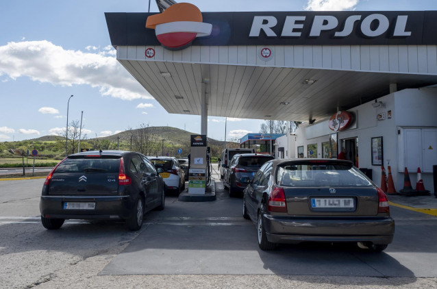 Archivo - Varios coches repostan en una gasolinera, el día en que ha entrado en vigor la rebaja de 20 céntimos en el litro de la gasolina, a 1 de abril de 2022, en Loeches, Arganda del Rey, Madrid (España). Desde hoy, 1 de abril, se aplica la bonificación