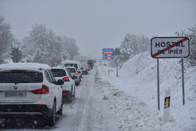 Archivo - Una fila de coches parados en una carretera nevada, a 16 de enero de 2023, en Huesca, Aragón (España).