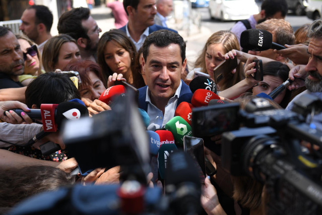 Archivo - El presidente del PP andaluz y de la Junta de Andalucía, Juanma Moreno Bonilla, atiende a los medios a su llegada a la reunión de la Junta Directiva Nacional del Partido Popular tras las elecciones generales del 23J, en la sede del PP, a 24 de j