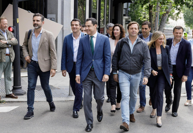 Archivo - El presidente de la Junta de Andalucía, Juanma Moreno (3i), a su llegada a la Junta Directiva del PP, en la sede de Génova, a 30 de mayo de 2023, en Madrid (España). Durante la Junta Directiva, Feijóo ha llamado a no bajar la guardia y trabajar