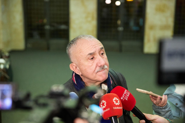 El secretario general de UGT, Pepe Álvarez, atiende a los medios antes de la reunión con la mesa de diálogo social, a 18 de diciembre de 2023, en Madrid (españa). A esta reunión han sido convocados los responsables de las organizaciones sindicales, CCOO y