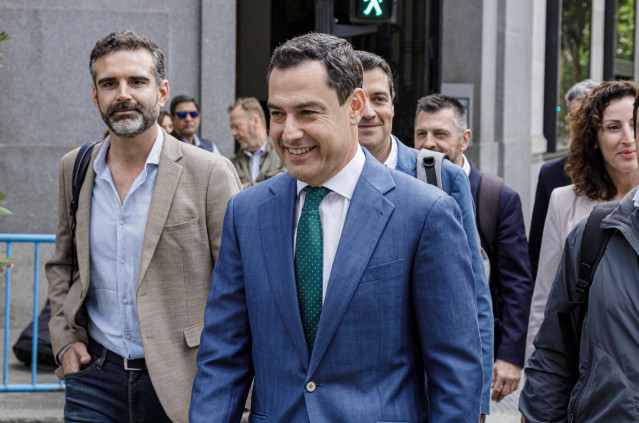 Archivo - El presidente de la Junta de Andalucía, Juanma Moreno, a su llegada a la Junta Directiva del PP, en la sede de Génova, a 30 de mayo de 2023, en Madrid (España). Durante la Junta Directiva, Feijóo ha llamado a no bajar la guardia y trabajar para