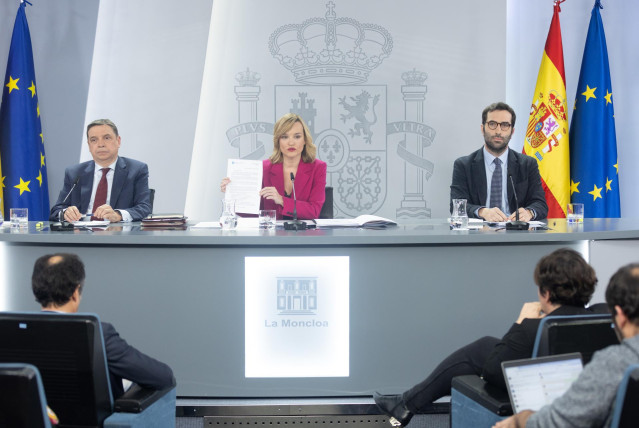 El ministro de Agricultura, Pesca y Alimentación, Luis Planas; la ministra de Educación, Formación Profesional y Deportes y portavoz del Gobierno, Pilar Alegría, y el ministro de Economía, Comercio y Empresa, Carlos Cuerpo, este martes.