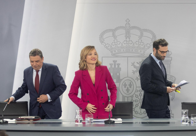 (I-D) El ministro de Agricultura, Pesca y Alimentación, Luis Planas; la ministra de Educación y portavoz del Gobierno, Pilar Alegría, y el ministro de Economía, Comercio y Empresa, Carlos Cuerpo, en la rueda del Consejo de Ministros