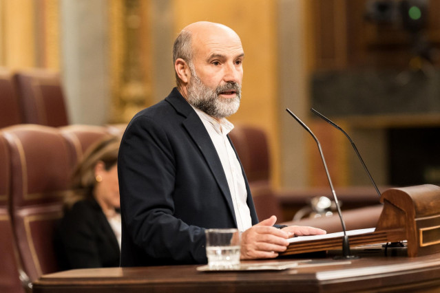 El diputado de BNG Néstor Rego interviene durante un pleno en el Congreso de los Diputados