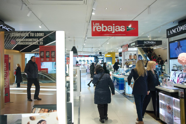 Trabajadores de El Corte Inglés en jornada de rebajas