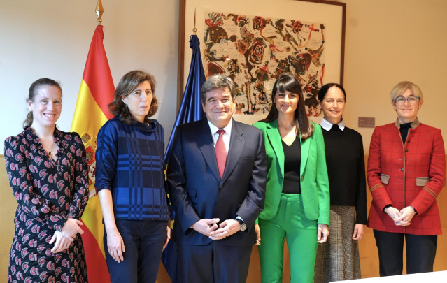 El ministro de Transformación Digital y Función Pública, José Luis Escrivá, con los nuevos altos cargos de su departamento. A la izquierda de Escrivá, en la foto, Mayte Ledo.