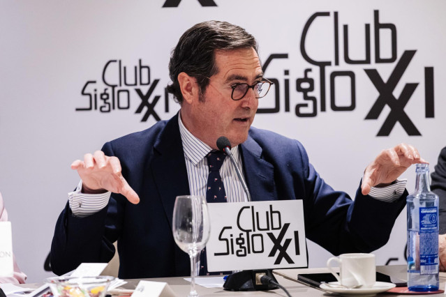 El presidente de la CEOE, Antonio Garamendi participa en un almuerzo-coloquio del Club Siglo XXI, en Edificio Eurobuilding, a 9 de enero de 2024, en Madrid (España). El Club Siglo XXI organiza este coloquio con el presidente de la CEOE por la Comisión de