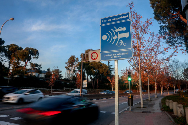 Varios coches pasan junto a una señal de radar de tramo, en la calle Sinesio Delgado, a 27 de diciembre de 2023, en Madrid (España).