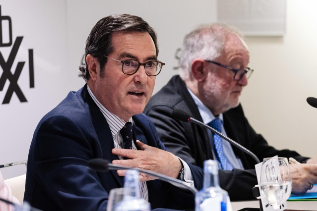 El presidente de la CEOE, Antonio Garamendi participa en un almuerzo-coloquio del Club Siglo XXI, en Edificio Eurobuilding, a 9 de enero de 2024, en Madrid (España). El Club Siglo XXI organiza este coloquio con el presidente de la CEOE por la Comisión de