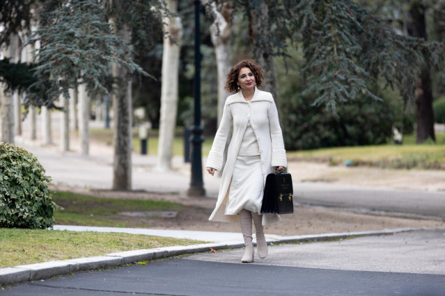 La vicepresidenta primera y ministra de Hacienda, María Jesús Montero, llega al primer Consejo de Ministros de 2024 con su nueva cartera, a 9 de enero de 2024, en Madrid (España). Este es el primer Consejo de Ministros en el que participa el nuevo ministr