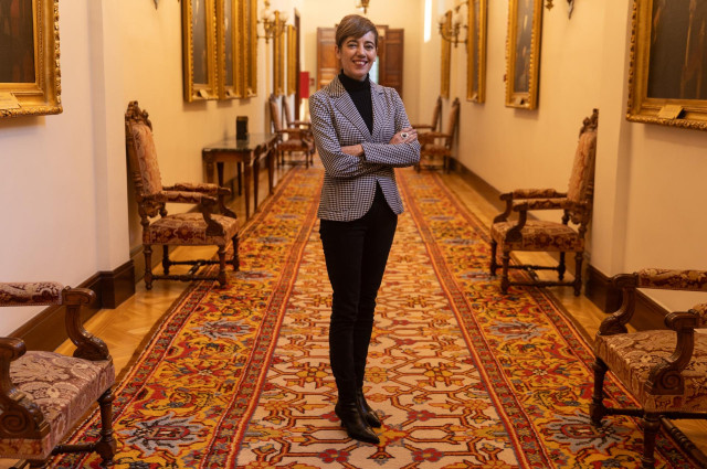 La portavoz de Sumar en el Congreso, Marta Lois, posa tras una entrevista para Europa Press, en el Congreso de los Diputados, a 21 de diciembre de 2023, en Madrid (España). Marta Lois fue una concejala de Igualdad, Desarrollo Económico y Turismo del Ayunt