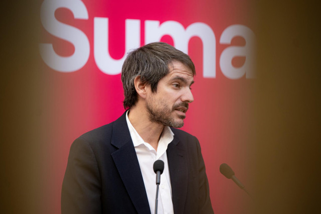 El ministro de Cultura, Ernest Urtasun, ofrece una rueda de prensa, en la sede de Sumar, a 8 de enero de 2024, en Barcelona, Catalunya (España).