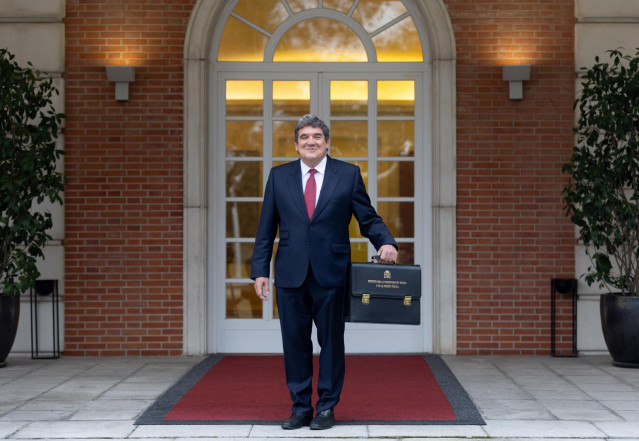El ministro para la Transformación Digital y de la Función Pública, José Luis Escrivá, llega al primer Consejo de Ministros de 2024 con su nueva cartera, a 9 de enero de 2024, en Madrid (España).