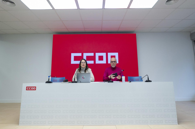 El secretario general de CCOO, Unai Sordo (d) y la secretaria confederal de Comunicación, Empar Pablo Martínez (i), presentan las prioridades y demandas del sindicato para este año 2024, en la sede de CCOO, a 10 de enero de 2024, en Madrid (España).