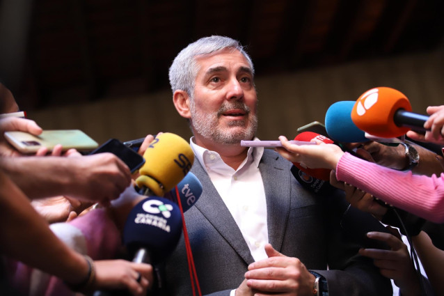 El presidente de Canarias, Fernando Clavijo, atiende a los medios de comunicación tras reunirse con la ministra de Inclusión, Migraciones y Seguridad Social, Elma Saiz