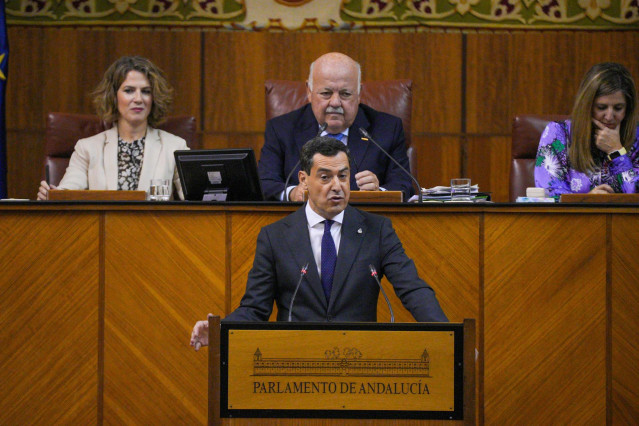 Archivo - El presidente de la Junta de Andalucía, Juanma Moreno, ante el Pleno del Parlamento, en una fotografía de archivo