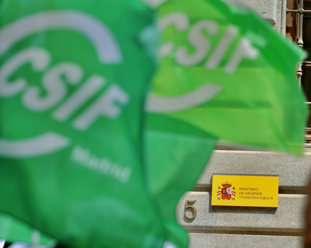 Archivo - Banderas la Central Sindical Independiente y de Funcionarios (CSIF) frente al Ministerio de Hacienda y Función Pública durante una protesta, a 22 de junio de 2022, en Madrid (España). CSIF y Jusapol, plataforma que agrupa a los sindicatos mayori