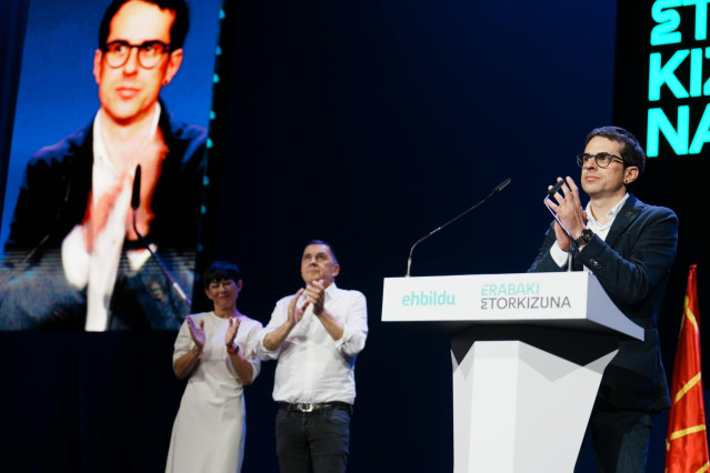 El candidato de EH Bildu a Lehendakari, Pello Otxandiano, interviene durante un acto de EH Bildu para mantener un encuentro con sus bases, en el Palacio Euskalduna, a 17 de diciembre de 2023, en Bilbao, Bizkaia