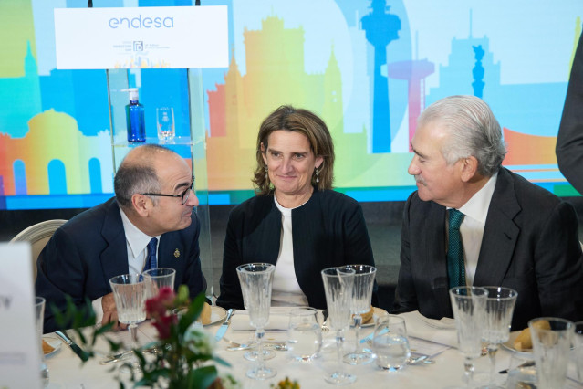 (I-D) El presidente de Banco Sabadell, Josep Oliu; la vicepresidenta tercera y ministra para la Transición Ecológica y el Reto Demográfico, Teresa Ribera, y el CEO de Endesa, José Bogas, conversan durante la primera jornada de la XIV edición de Spain Inve