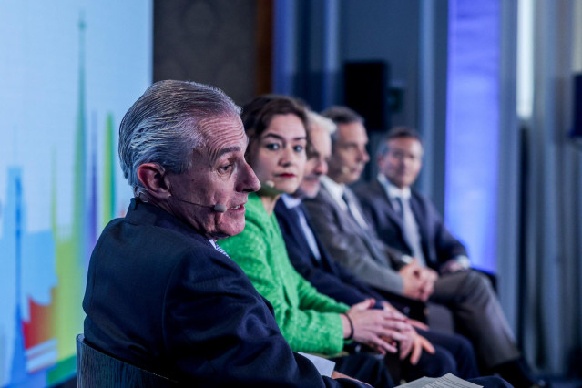 (I-D) El presidente de Europa Press, Asís Martín de Cabiedes; la economista jefe de DELOITTE España, Ana Aguilar; el economista jefe de BNP Paribas Exane, Frédéric Pretet; el director de Macroeconomía y Análisis Internacional en FUNCAS, Raymond Torres, y