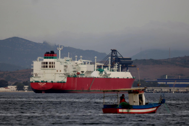 Archivo - El buque metanero ADAM LNG que ha colisionado con el buque granelero OS35. A 02 de septiembre de 2022, en Algeciras (Cádiz, Andalucía, España). El alcalde de La Línea de la Concepción (Cádiz), Juan Franco, ha señalado que el vertido ocasionado p