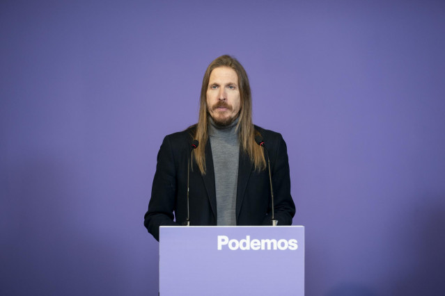 El portavoz de Podemos Pablo Fernández durante una rueda de prensa, en la sede de Podemos, a 8 de enero de 2024, en Madrid (España).