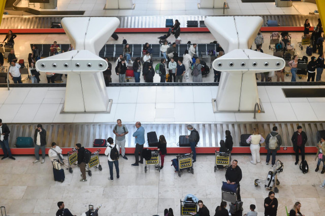 Pasajeros recogen sus maletas durante el último día de la huelga del servicio de handling de Iberia, en el aeropuerto Adolfo Suárez Madrid-Barajas.