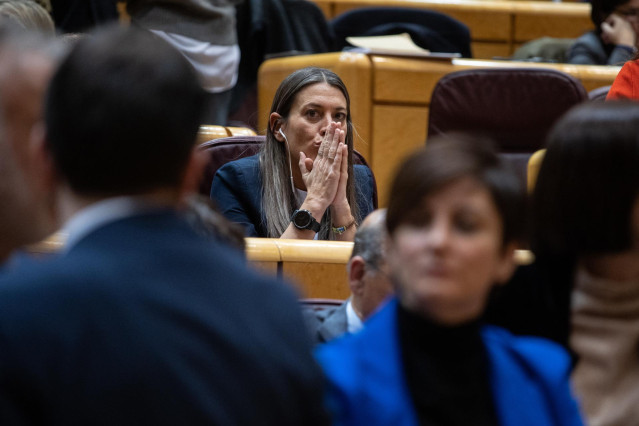 La portavoz de Junts en el Congreso, Miriam Nogueras (c), durante el pleno del Congreso de los Diputados, en el Palacio del Senado, a 10 de enero de 2024, en Madrid (España).