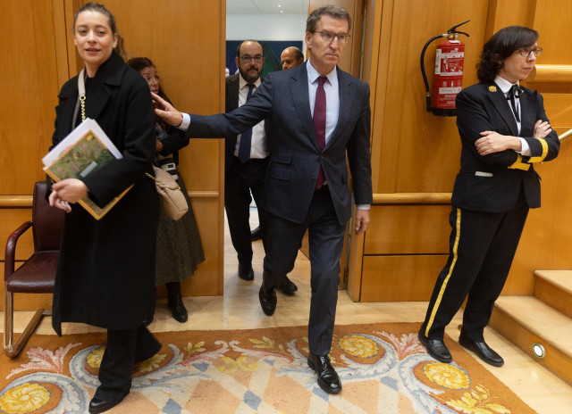 El líder del PP, Alberto Núñez Feijóo, a su llegada a un pleno del Congreso de los Diputados, en el Palacio del Senado, a 10 de enero de 2024, en Madrid (España). El Pleno del Congreso, en su primera reunión del año, debate y vota los objetivos de estabil