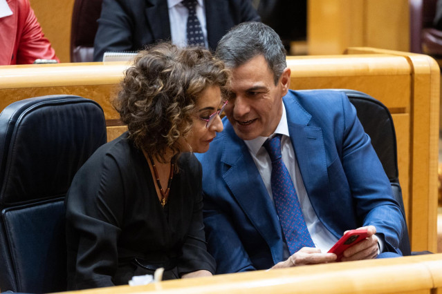 La vicepresidenta primera y ministra de Hacienda, María Jesús Montero y el presidente del Gobierno, Pedro Sánchez, durante el pleno del Congreso de los Diputados, en el Palacio del Senado, a 10 de enero de 2024, en Madrid (España).