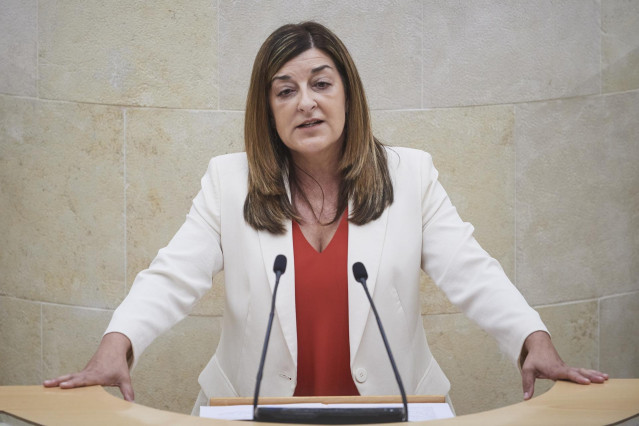 Archivo - La presidenta del Gobierno de Cantabria, María José Sáenz de Buruaga, en el Parlamento.