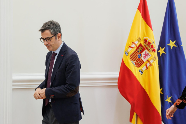 El ministro de la Presidencia, Justicia y Relaciones con las Cortes, Félix Bolaños, durante una reunión con la presidenta del Consejo General de la Abogacía Española, Victoria Ortega, durante una reunión, en el Palacio de Sonora, a 28 de diciembre.