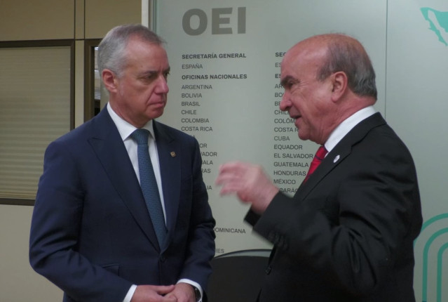 El lehendakari, Iñigo Urkullu, y el secretario general de la Organización de Estados Iberoamericanos, Mariano Jabonero