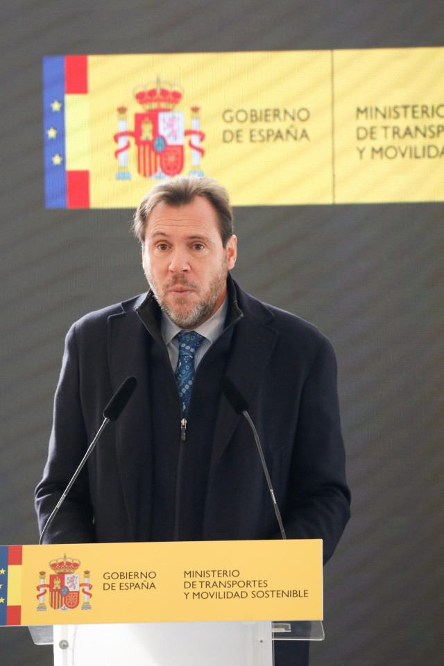 El ministro de Transportes y Movilidad Sostenible, Óscar Puente, interviene durante la inauguración del último tramo de la A-33 entre Yecla (Murcia) y Caudete (Albacete), a 11 de enero de 2024, en Yecla, Región de Murcia (España). Más de 16.000 vehículos