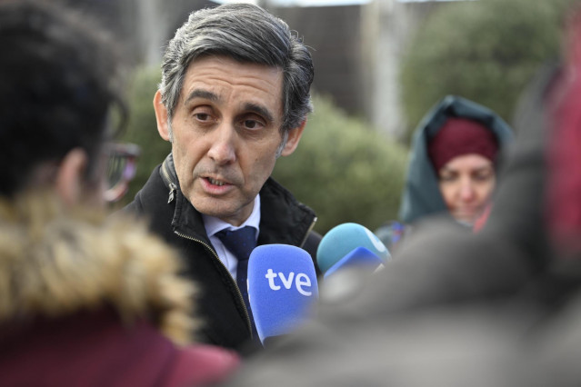 El presidente ejecutivo de Telefónica, José María Álvarez-Pallete, atiende a medios a su llegada al tanatorio del expresidente de Telefónica, César Alierta, a 11 de enero de 2024, en Zaragoza, Aragón (España).