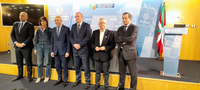 Josu Erkoreka con el resto de representantes de isntituciones en el Consejo Asesor del Plan de Emergencias de Euskadi ante la Contaminación de la Ribera del Mar, 