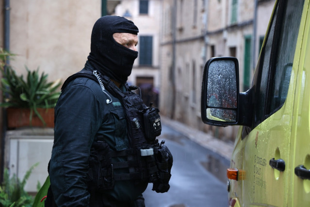 Un agente de la Guardia Civil junto a una ambulancia durante el operativo.