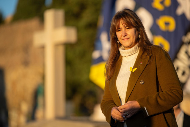 La presidenta de Junts, Laura Borràs, atiende a los medios de comunicación durante la ofrenda floral anual a la tumba del expresidente de la Generalitat Francesc Macià, en el cementerio de Montjuic, con motivo del 89 aniversario de su muerte.