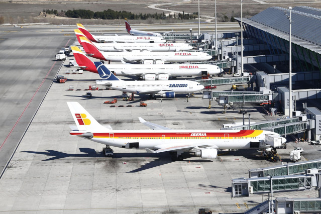 Archivo - Aeropuerto de Barajas, avión, aviones, hub de Iberia (aviones apostados) pista de despegue y aterrizaje, vistas, vistas del aeropuerto, ruedas de avión, cola, reactor, turbina, motor de avión, ala de avión, flaps, slats,  Tarom, Iberia