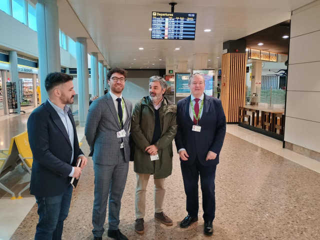 Jorge García, viceconsejero de Infraestructuras y Movilidad; Pedro Cotilla, director del aeropuerto de Asturias; Alejandro Calvo, consejero de Fomento, Cooperación Local y Prevención de Incendios y José Antonio Leiva, jefe de Servicios Aeroportuarios