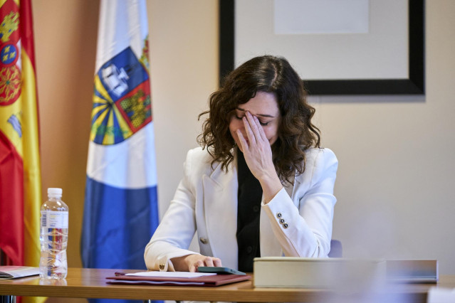 Archivo - La presidenta de la Comunidad de Madrid, Isabel Díaz Ayuso, presidie la reunión del Consejo de Gobierno, en el Ayuntamiento de Fuenlabrada, a 14 de diciembre de 2022, en Fuenlabrada, Madrid (España).