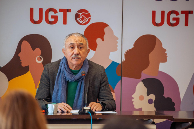 El secretario general de UGT, Pepe Álvarez (d), durante un desayuno informativo, en la sede de la UGT, a 11 de enero de 2024, en Madrid (España). El desayuno ha analizado la situación política, económica y social actual, además de presentar las principale
